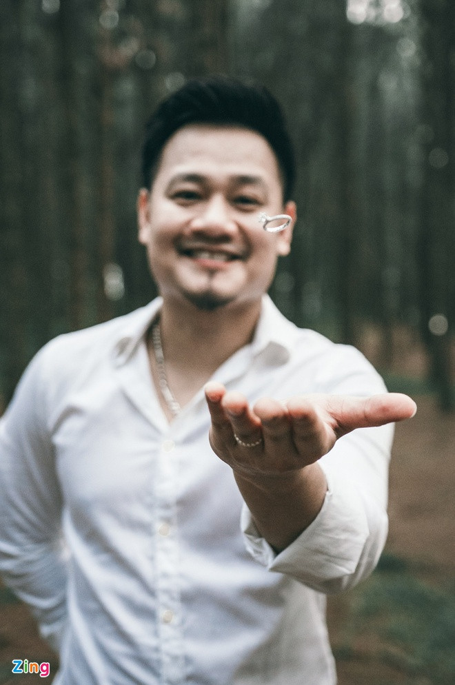 Nhac si Nguyen Duc Cuong cau hon Vu Hanh Nguyen bang nhan kim cuong