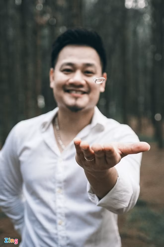 Nhac si Nguyen Duc Cuong cau hon Vu Hanh Nguyen bang nhan kim cuong