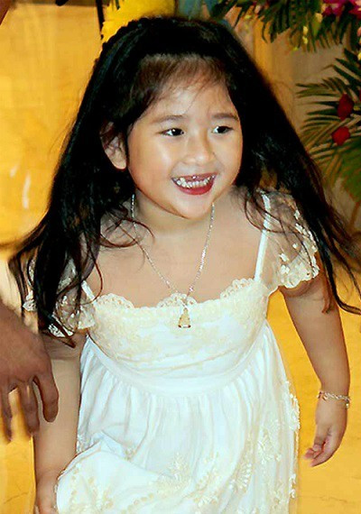 Từ bé, cô bé đã sở hữu nét đáng yêu, bụ bẫm tạo nhiều thiện cảm với người đối diện.
