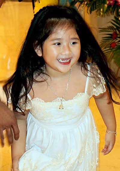 Từ bé, cô bé đã sở hữu nét đáng yêu, bụ bẫm tạo nhiều thiện cảm với người đối diện.