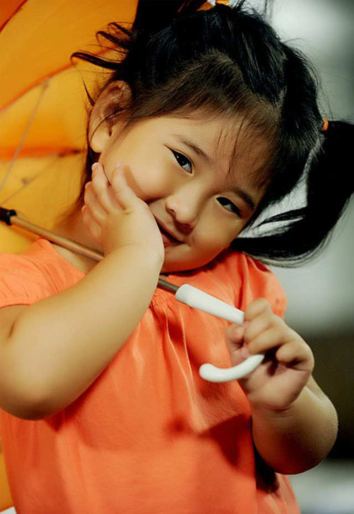 Hồng Vân có ba người con, gồm hai gái và một trai. Cả 2 người con riêng của chị đều trưởng thành, cô con gái lớn kết hôn năm 2018. Trong đó, Bí Ngô (tên thật là Lê Ngô Bảo Châu) sinh năm 2007, là con gái út của NSND Hồng Vân và diễn viên Lê Tuấn Anh.