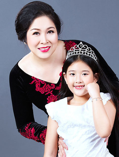 Ngoài việc đưa con tham gia các sự kiện, nữ nghệ sĩ thường chia sẻ hình ảnh con gái trên trang cá nhân. NSND từng chia sẻ con út là “của để dành” của gia đình mình.