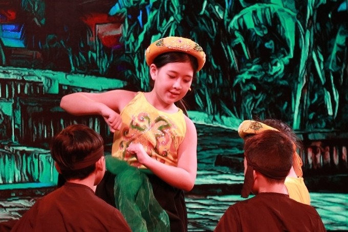 Có bố và mẹ đều là những tên tuổi gạo cội của nghệ thuật, Bí Ngô ngay từ nhỏ đã bộc lộ nhiều năng khiếu ở các lĩnh vực kịch, múa và hát.