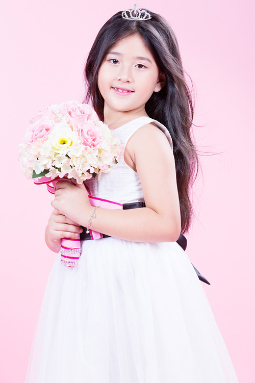 Mang thai Bí Ngô ở tuổi ngoài 40, Hồng Vân luôn dành sự yêu thương, chiều chuộng cô công chúa từ nhỏ.