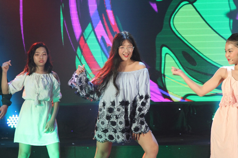 Dù vậy, Hồng Vân luôn cân nhắc và thậm chí “kìm” lại niềm đam mê của con. Nữ nghệ sĩ chỉ cho phép con biểu diễn góp vui tại các chương trình do trường tổ chức, đồng thời từ chối các lời mời đóng phim, gameshow hay biểu diễn sân khấu bên ngoài.