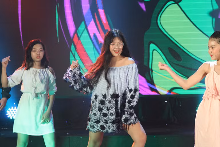 Dù vậy, Hồng Vân luôn cân nhắc và thậm chí “kìm” lại niềm đam mê của con. Nữ nghệ sĩ chỉ cho phép con biểu diễn góp vui tại các chương trình do trường tổ chức, đồng thời từ chối các lời mời đóng phim, gameshow hay biểu diễn sân khấu bên ngoài.