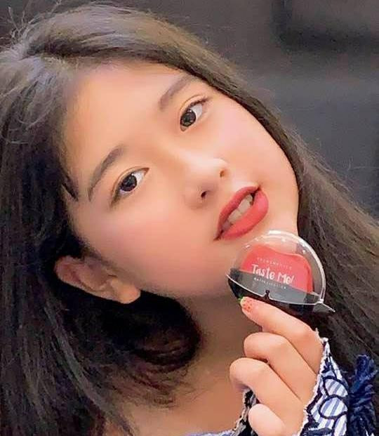 Tại trường, Bí Ngô thường xuyên tham gia các hoạt động văn nghệ qua các lĩnh vực kịch, múa và hát.