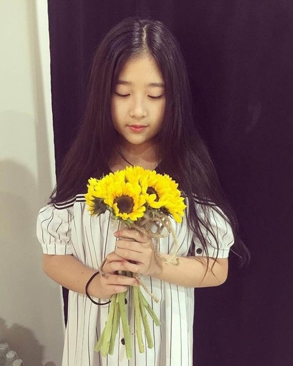 “Bí Ngô đang ở độ tuổi “dễ sợ” nhất. Ở độ tuổi của bé, cũng giống như những đứa trẻ đều muốn chứng minh cái tôi của mình, chứng minh là mình đúng. Bố mẹ khi này phải tế nhị khéo léo mới hướng con đi theo đường hướng tốt nhất cho con. Khi dạy con, tôi cũng đều phải để ý từng ngày từng giờ để có cách giáo dục thích hợp”, NSND Hồng Vân chia sẻ.