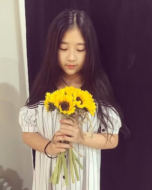 “Bí Ngô đang ở độ tuổi “dễ sợ” nhất. Ở độ tuổi của bé, cũng giống như những đứa trẻ đều muốn chứng minh cái tôi của mình, chứng minh là mình đúng. Bố mẹ khi này phải tế nhị khéo léo mới hướng con đi theo đường hướng tốt nhất cho con. Khi dạy con, tôi cũng đều phải để ý từng ngày từng giờ để có cách giáo dục thích hợp”, NSND Hồng Vân chia sẻ.