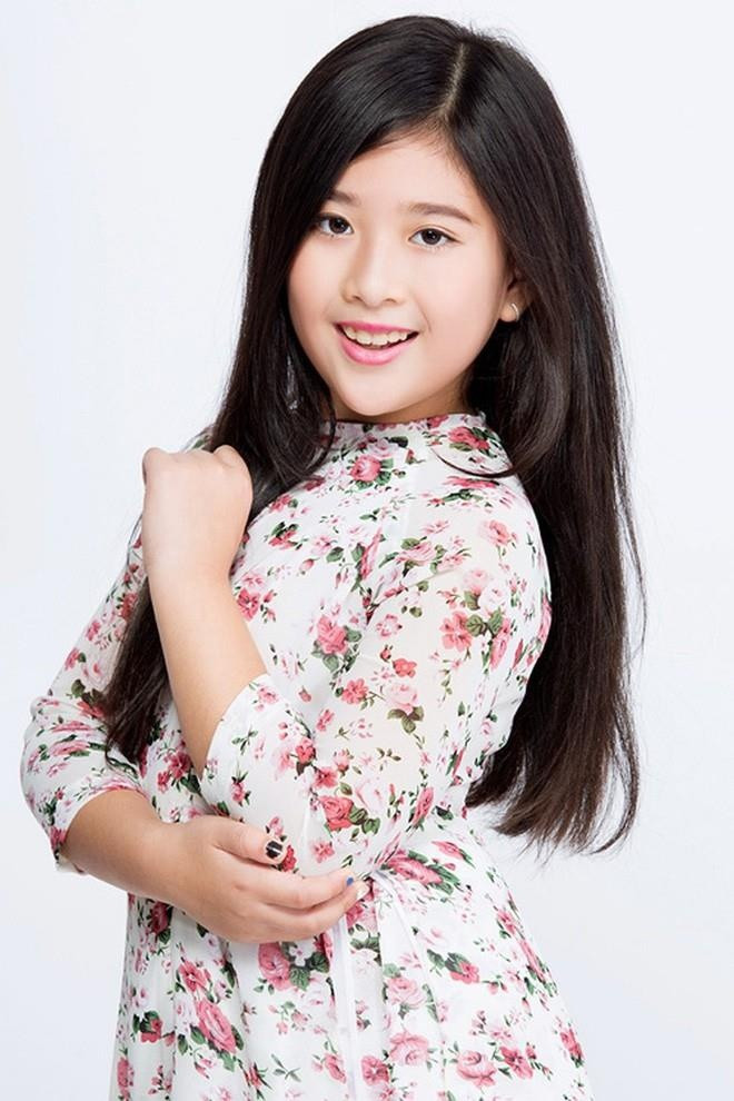 Bước vào tuổi dậy thì, Bí Ngô giờ đây gây bất ngờ với vẻ ngoài đoan trang, thanh tú giống mẹ mình thời trẻ. Cô bé sở hữu gương mặt trái xoan, nụ cười duyên cùng đôi mắt sáng...