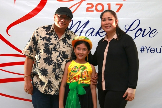 Trong cuộc sống, Bí Ngô lạc quan, nghịch ngợm như bao đứa trẻ nhưng đồng thời khá sâu sắc trong suy nghĩ. Cô bé cũng thường xuyên vào bếp trổ tài làm bánh, nấu nướng học được từ trên mạng để nấu cho bố mẹ.