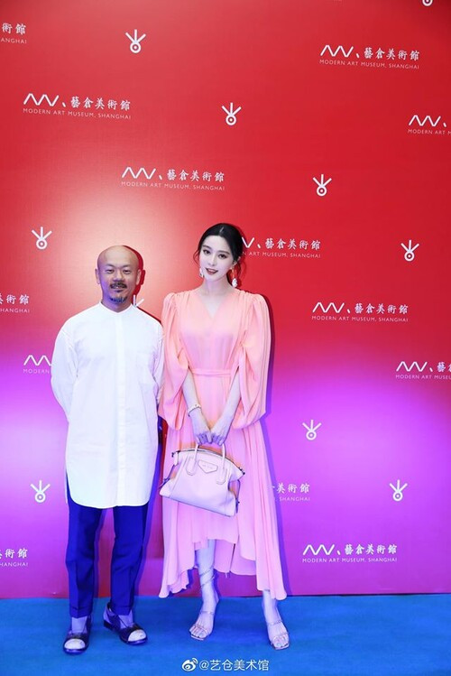 Cả set đồ của nàng đại hoa chưa tính đến những món trang sức, phụ kiện đã lên tới con số hơn 1,5 tỷ đồng.