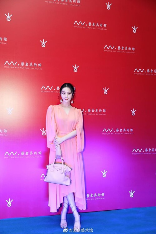  Phạm Băng Băng diện nguyên set Givenchy với chiếc váy hồng xinh xắn từ bộ sưu tập Pre-Fall (đầu thu) 2020 và túi xách cùng màu dòng Antigona.