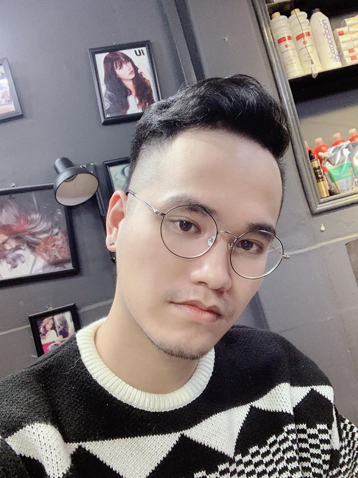 Khắc Hưng sinh năm 1992, tại Yên Bái. Anh là nhạc sĩ, nhà sản xuất âm nhạc nổi tiếng.