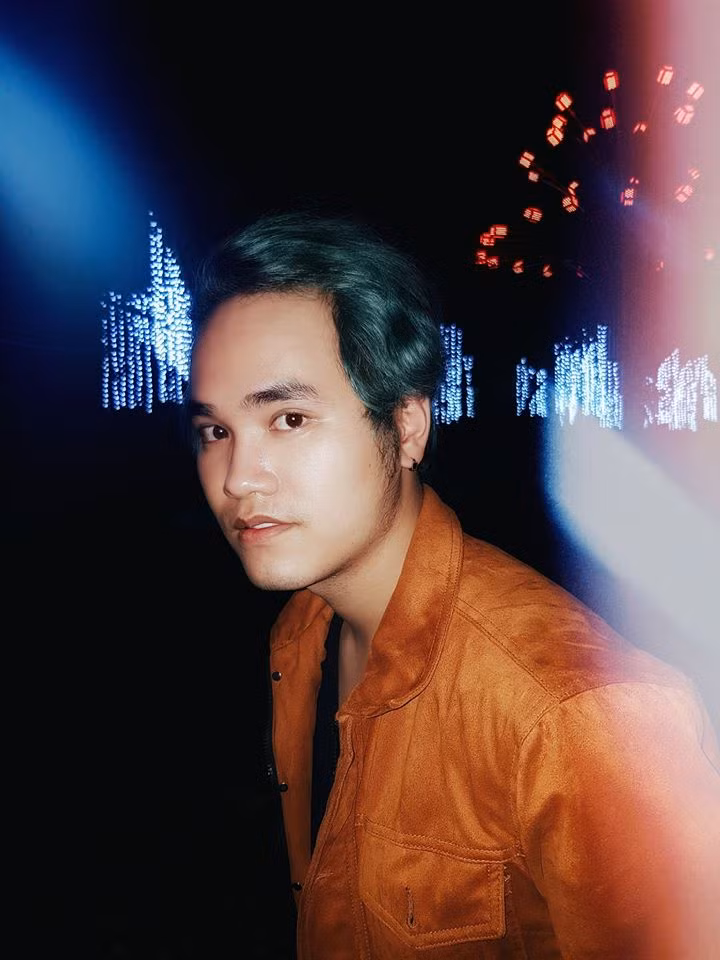 Tên tuổi của Khắc Hưng gắn liền với các ca khúc: Đâu chỉ riêng em, Độc ẩm, Ghen, Hơn cả yêu....