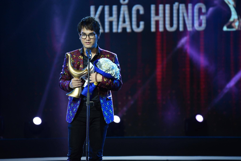 Bản thân Khắc Hưng cũng được vinh danh ở Giải thưởng âm nhạc Cống hiến lần thứ 12, năm 2017, ở 2 hạng mục: Nhà sản xuất của năm và Nhạc sĩ của năm.