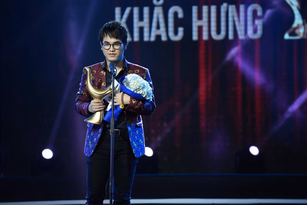 Bản thân Khắc Hưng cũng được vinh danh ở Giải thưởng âm nhạc Cống hiến lần thứ 12, năm 2017, ở 2 hạng mục: Nhà sản xuất của năm và Nhạc sĩ của năm.