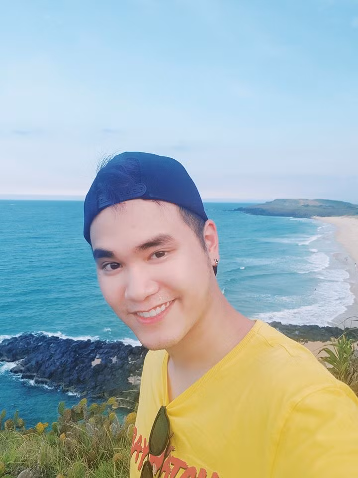 Năm 2014, Khắc Hưng tham gia với vai trò là nhà sản xuất âm nhạc chính cho album của ca sĩ Nguyễn Trần Trung Quân. "Khởi hành" đã giúp Nguyễn Trần Trung Quân mang về 2 giải Cống hiến ở hạng mục "Album của năm" và "Nghệ sĩ mới của năm".