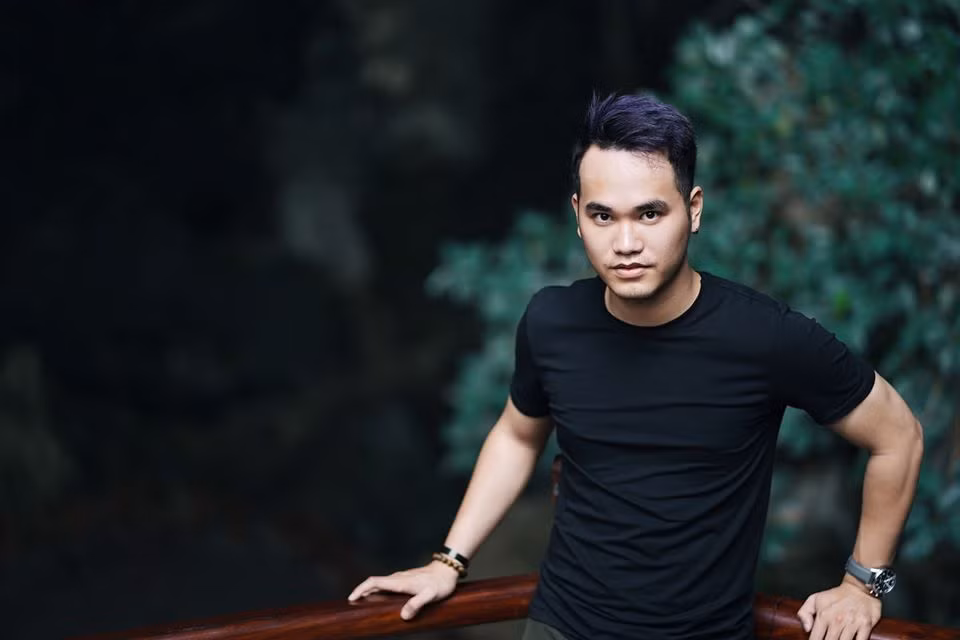 Ngoài sáng tác, khẳng định tên tuổi ở vai trò nhà sản xuất âm nhạc, Khắc Hưng còn góp mặt trong các gameshow truyền hình với vai trò huấnluyện viên.