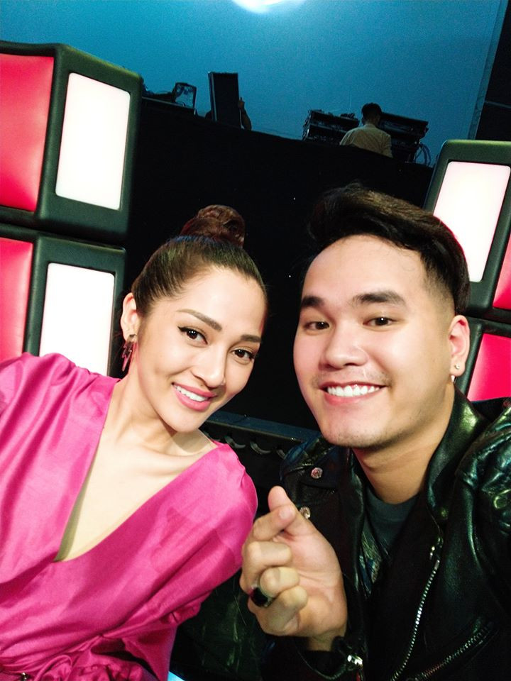 Khắc Hưng cũng từng ngồi ghế nóng Giọng hát Việt nhí 2018 cùng ca sĩ Bảo Anh. Tuy nhiên, team của Khắc Hưng trắng tay thí sinh trước thềm chung kết.