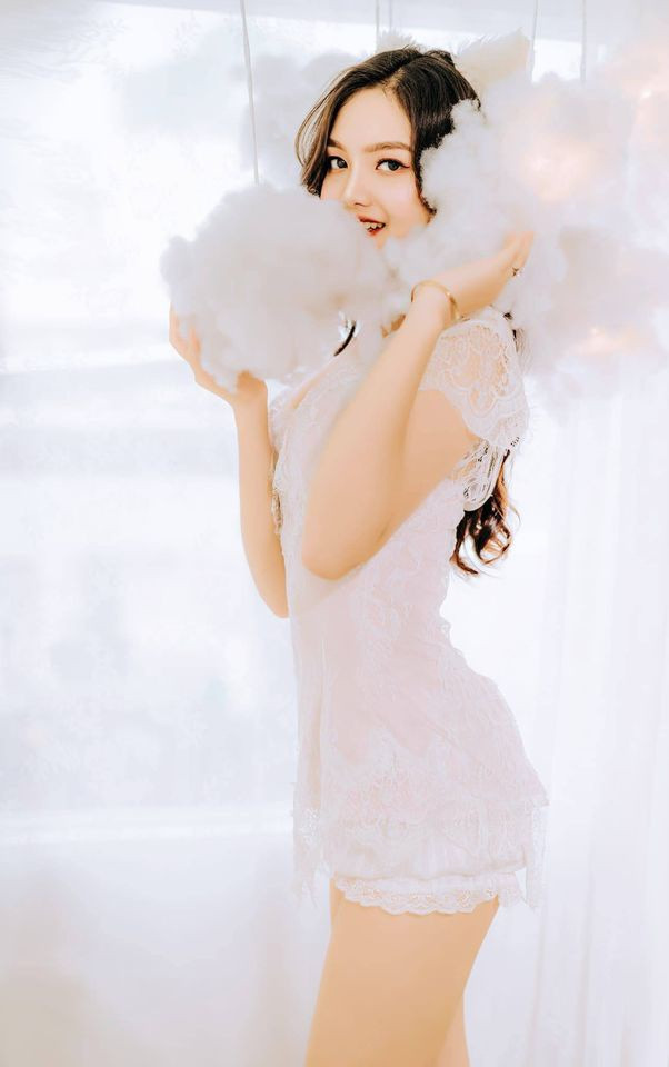 Nữ sinh Đại học Sân khấu Điện ảnh kể cô nhiều lần định làm theo ý gia đình nhưng sau đó nhận ra hạnh phúc của mình không thể phụ thuộc vào người khác. "Tôi đã trải qua quãng thời gian áp lực, buồn bã nhưng cũng nhờ đó, tôi dám đứng lên và nói với gia đình về nguyện vọng của bản thân. 'Không ai có thể sống thay cuộc đời của mình' - Tôi đã nói như vậy với bố mẹ", Đan Phượng chia sẻ.