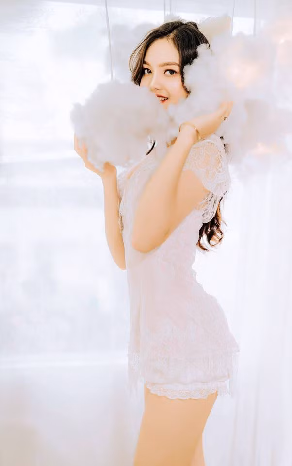 Nữ sinh Đại học Sân khấu Điện ảnh kể cô nhiều lần định làm theo ý gia đình nhưng sau đó nhận ra hạnh phúc của mình không thể phụ thuộc vào người khác. "Tôi đã trải qua quãng thời gian áp lực, buồn bã nhưng cũng nhờ đó, tôi dám đứng lên và nói với gia đình về nguyện vọng của bản thân. 'Không ai có thể sống thay cuộc đời của mình' - Tôi đã nói như vậy với bố mẹ", Đan Phượng chia sẻ.