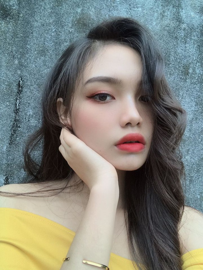 Hiện tại, ngoài thời gian học ở trường, Đan Phượng nhận lời làm mẫu ảnh thời trang để kiếm thêm thu nhập.