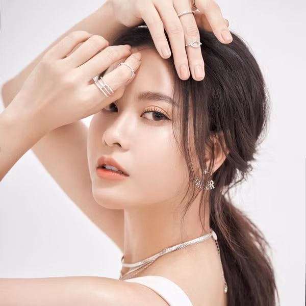 Chính chuyện sống chung nhau rồi cùng nhau đi du lịch khi đã chia tay đã khiến Tim và Trương Quỳnh Anh dính lùm xùm lập lờ chuyện ly hôn. Trước những ồn ào, Trương Quỳnh Anh vẫn cực kỳ kín tiếng.