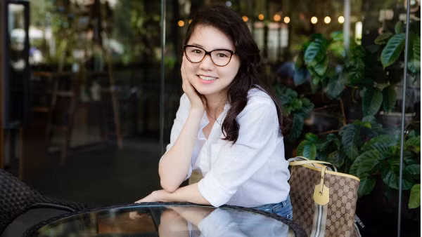 Cô cũng không quá tiếc nuối hào quang showbiz. Tâm sự với VietNamNet, Ngô Quỳnh Anh nói: "Đương nhiên sẽ có những quyết định sẽ khó khăn trong đời phải trải qua. Song đến chừng này tuổi tôi nghĩ mình cũng đủ trưởng thành để biết cần gì và phải làm gì. Trong suy nghĩ của mình giờ đây, tôi không bận lòng hay phải nghĩ thế này thế kia...Chỉ đôi khi nhớ sân khấu, nhớ cảm giác thích hát và được hát như ngày xưa".