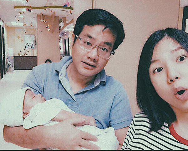 Sau 6 năm kết hôn, Ngô Quỳnh Anh đã có con trai nhỏ. Cô hạnh phúc với những gì mình đã lựa chọn. Nói về cuộc sống hiện tại, Ngô Quỳnh Anh tâm sự: "Cả hai vợ chồng tôi làm chung ngành marketing nên cũng vì thế mà có nhiều sự thấu hiểu nhau. Trong công việc hay cuộc sống gia đình, tôi và anh ấy cũng thường xuyên trao đổi và hỗ trợ nhau".