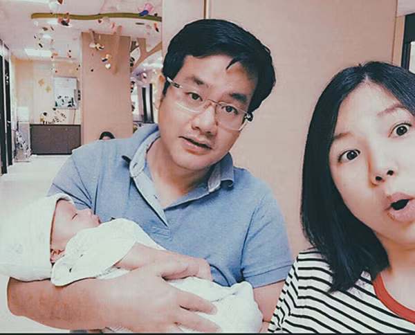 Sau 6 năm kết hôn, Ngô Quỳnh Anh đã có con trai nhỏ. Cô hạnh phúc với những gì mình đã lựa chọn. Nói về cuộc sống hiện tại, Ngô Quỳnh Anh tâm sự: "Cả hai vợ chồng tôi làm chung ngành marketing nên cũng vì thế mà có nhiều sự thấu hiểu nhau. Trong công việc hay cuộc sống gia đình, tôi và anh ấy cũng thường xuyên trao đổi và hỗ trợ nhau".