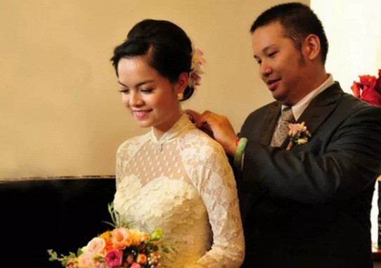 Sự nghiệp âm nhạc của Phạm Quỳnh Anh có 1 phần công sức của ông bầu Quang Huy. Họ gặp nhau khi Quỳnh Anh vào TP.HCM lập nghiệp. Lúc đó, cô đầu quân cho Quang Huy. Từ năm 2002, họ thường xuyên xuất hiện bên nhau như bóng với hình. Khác với những đôi lứa yêu nhanh cưới sớm ở showbiz, Quang Huy quyết định cưới Phạm Quỳnh Anh sau 10 năm hẹn hò. Tuy nhiên khi cưới được 6 năm thì họ quyết định đường ai nấy đi. Phạm Quỳnh Anh nhận nuôi 2 con gái.