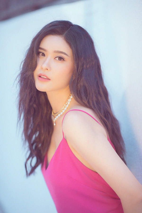 Trương Quỳnh Anh cũng là một ca sĩ gây chú ý trong làng nhạc trẻ. Ngoài vai trò ca sĩ, mỹ nhân sinh năm 1988 còn tham gia phim ảnh. Cô được hình biết đến với vai nữ chính trong bộ phim "Một ngày không có em"và album đầu tay "Đơn côi, phía sau nụ cười". Sau đó, Trương Quỳnh Anh tham gia rất nhiều bộ phim khác nhau.