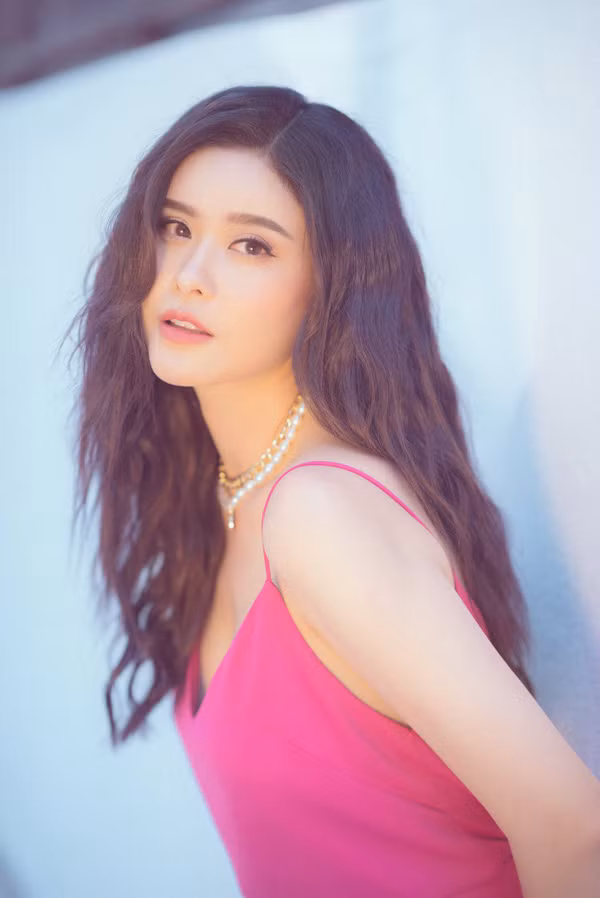 Trương Quỳnh Anh cũng là một ca sĩ gây chú ý trong làng nhạc trẻ. Ngoài vai trò ca sĩ, mỹ nhân sinh năm 1988 còn tham gia phim ảnh. Cô được hình biết đến với vai nữ chính trong bộ phim "Một ngày không có em"và album đầu tay "Đơn côi, phía sau nụ cười". Sau đó, Trương Quỳnh Anh tham gia rất nhiều bộ phim khác nhau.