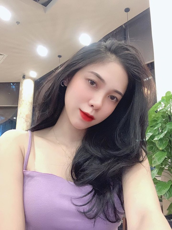 Hoài Thương từng học Đại học Vinh, có kinh nghiệm làm người mẫu ảnh. Hiện, cô được khán giả xếp vào nhóm ứng viên tiềm năng. Trước đó, một nhan sắc khác của tỉnh Nghệ An từng được yêu thích ở Hoa hậu Việt Nam là Đào Thị Hà. Ảnh: FB Hoài Thương.