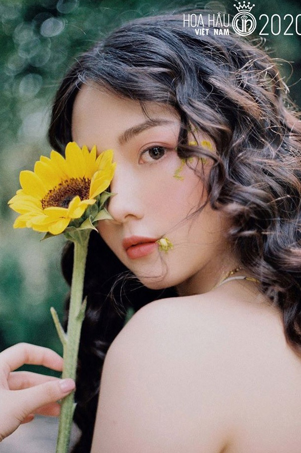 Cô sở hữu nét đẹp trong trẻo, gương mặt khả ái, được dự đoán sớm là một trong những ứng viên nặng ký của cuộc thi năm nay. Ảnh: FB Thủy Tiên.