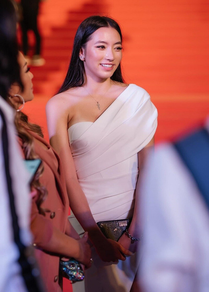 Cuối năm ngoái, cô từng gây ấn tượng với khán giả khi lần đầu xuất hiện trên sân khấu song ca cùng mẹ. Được nhận xét có giọng hát tốt nhưng con gái Thanh Hà cho biết mình không có ý định làm ca sĩ.