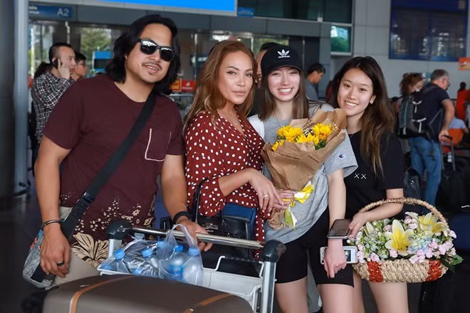 Hiện Quỳnh Tiên đang hoàn thành chương trình học cuối cấp đại học. Mỗi dịp nghỉ hè hay lễ, cô thường tranh thủ về nước thăm mẹ ở Việt Nam.