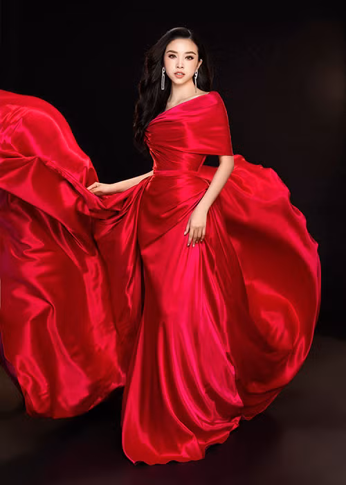 Hình ảnh Thúy An đẹp rực rỡ khi diện trang phục của NTK Lê Thanh Hòa trong bộ ảnh khởi động Hoa hậu Việt Nam 2020.