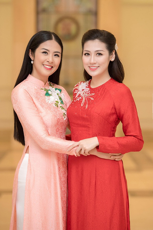 Ngọc Hân chia sẻ thời điểm đó: "Biết em từ khi còn là một cô bé bị mẹ bắt đi thi hoa hậu, mặt phụng phịu hồn nhiên rất trẻ con từ 6 năm trước, giờ cô bé đã là cô dâu nhà người ta và sắp tới sẽ làm mẹ của những đứa trẻ xinh xắn, đáng yêu”.