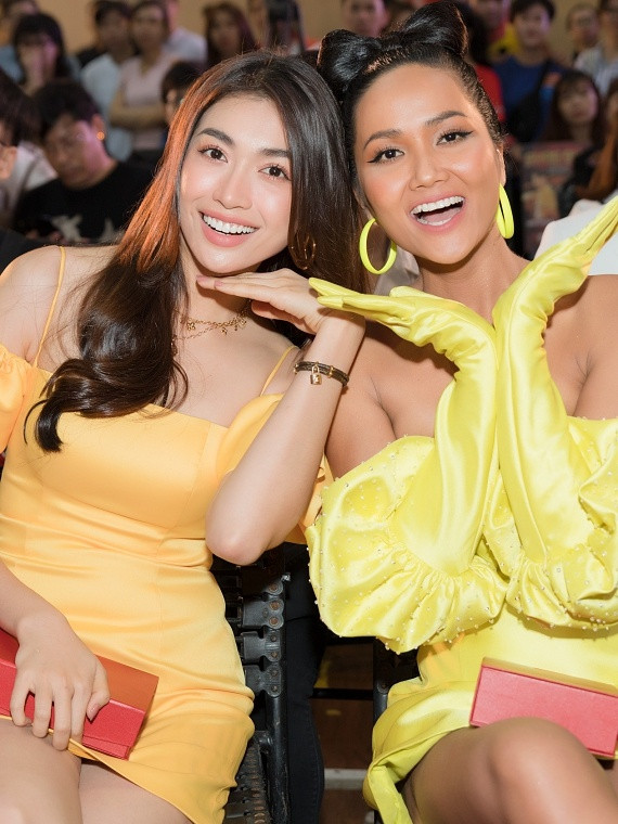 Gần đây, cả hai chung đội trong chương trình Cuộc đua kỳ thú và giành chiến thắng. Ngoài đời bộ đôi thường xưng nhau là "má - con". Xem video "Mai Phương Thúy khuyên thí sinh hoa hậu đừng diêm dúa". Nguồn VTC14: