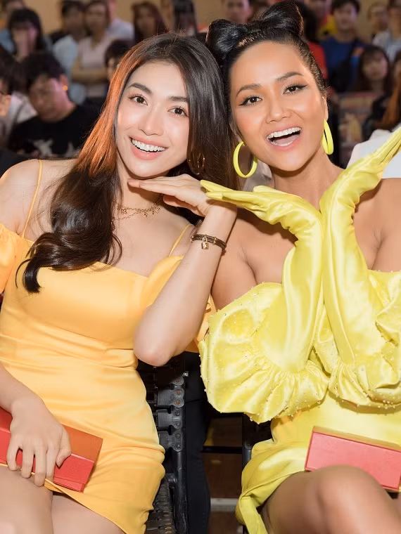 Gần đây, cả hai chung đội trong chương trình Cuộc đua kỳ thú và giành chiến thắng. Ngoài đời bộ đôi thường xưng nhau là "má - con". Xem video "Mai Phương Thúy khuyên thí sinh hoa hậu đừng diêm dúa". Nguồn VTC14: