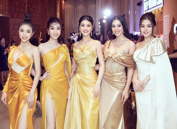 Gần đây, Tiểu Vy thường xuyên tâm sự với Diễm Trang. Cô cho rằng giữa các hoa hậu luôn có tình bạn đẹp, bền chặt, không ghét nhau như dư luận đồn thổi. "Các chị em thường giúp đỡ, hỗ trợ lẫn nhau. Chị Đỗ Mỹ Linh và Lương Thùy Linh tôi cũng hay trò chuyện. Mọi người đều vui vẻ, không ai tị nạnh ai cả", 10X chia sẻ.