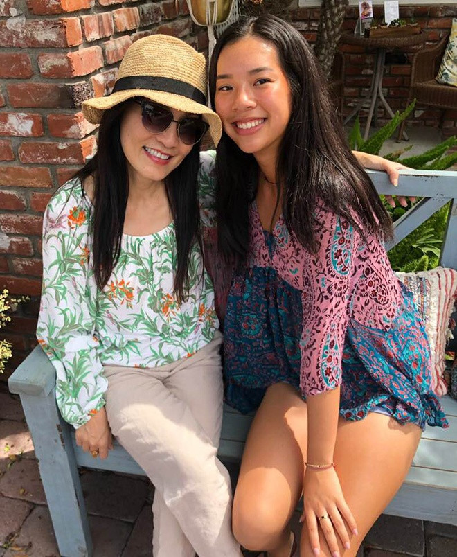 "Với tôi có quá nhiều bài học, vui buồn, bắt đầu, chấm dứt, thậm chí còn nếm được mùi vị rơi xuống đáy. Nhưng nhờ đó, tôi nhận ra điều quý giá nhất trên đời là được thở, ngắm, chạm, sống vui với những người thân yêu", nữ diễn viên tâm sự.