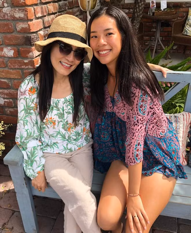 "Với tôi có quá nhiều bài học, vui buồn, bắt đầu, chấm dứt, thậm chí còn nếm được mùi vị rơi xuống đáy. Nhưng nhờ đó, tôi nhận ra điều quý giá nhất trên đời là được thở, ngắm, chạm, sống vui với những người thân yêu", nữ diễn viên tâm sự.