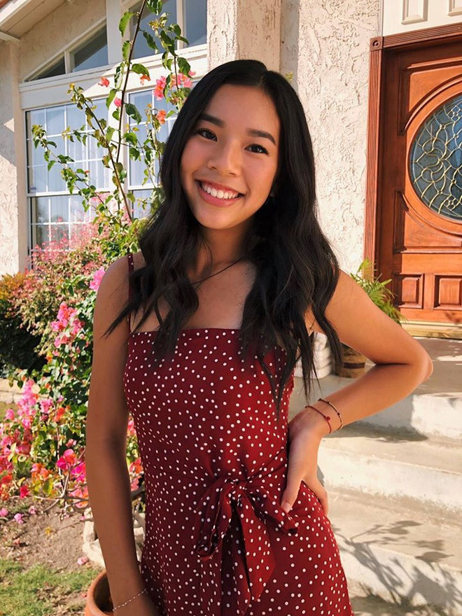  Con gái nghệ sĩ Hồng Đào thừa hưởng những nét đẹp của cha lẫn mẹ với khuôn mặt sáng, nụ cười tươi tắn và đôi mắt to tròn.