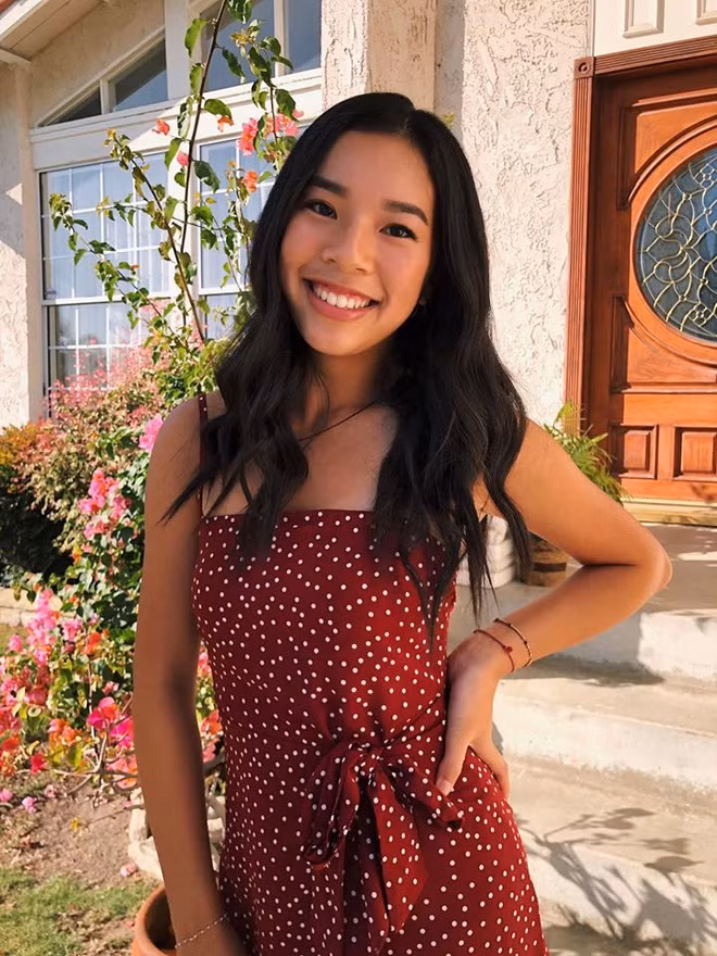  Con gái nghệ sĩ Hồng Đào thừa hưởng những nét đẹp của cha lẫn mẹ với khuôn mặt sáng, nụ cười tươi tắn và đôi mắt to tròn.