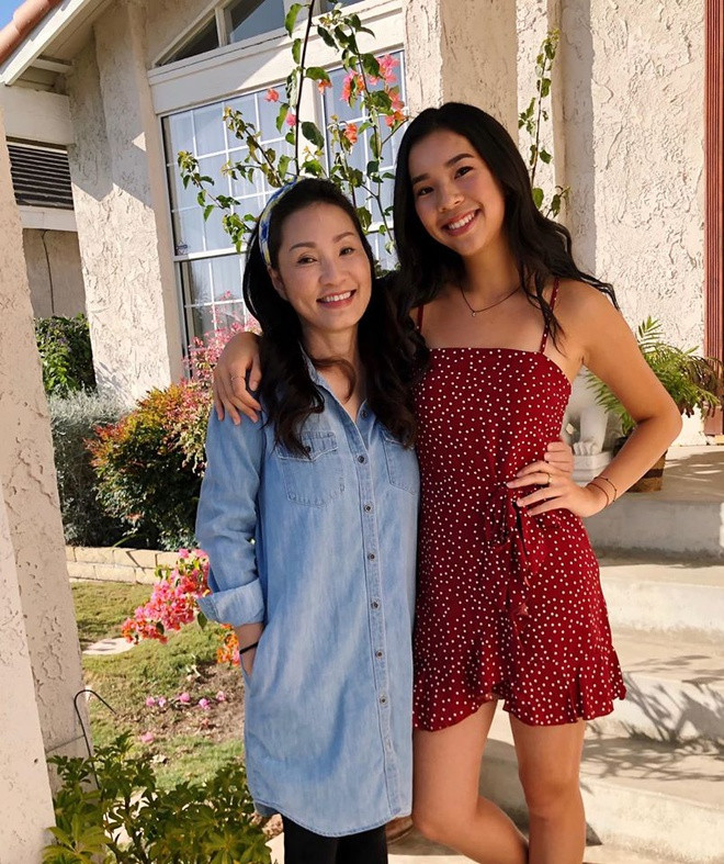 Khi còn nhỏ, cô và chị gái Vicky Võ nhiều lần tham gia trong các tiểu phẩm hài của mẹ.