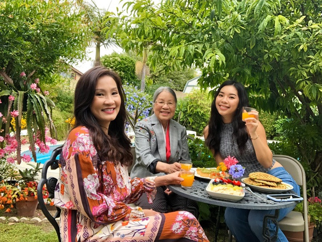 Con gái út của nghệ sĩ Hồng Đào tên thật là Sophia Minh Châu. Cô bé sở hữu chiều cao nổi bật 1,7 m. Ở tuổi 18, Minh Châu ngày càng cao lớn và ra dáng thiếu nữ.