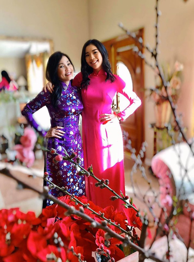 "Hai mẹ con đẹp quá, Minh Châu giống như hoa hậu", "Con gái út Tí Tẹo cao và đẹp quá"... là những chia sẻ từ phía người hâm mộ.